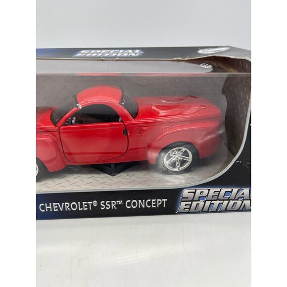 Maisto 2000 Chevrolet SSR Concept Red 1:25 Special Edition - Picture 8 of 9